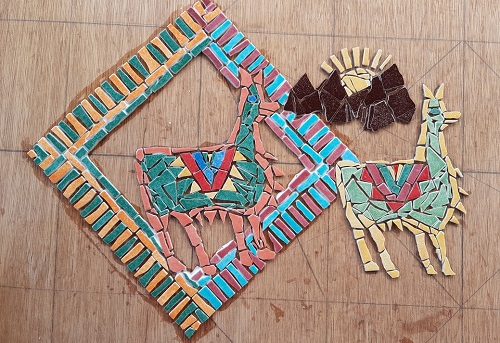Suite du collage des tesselles pour la table basse en mosaïque aux motifs de lamas